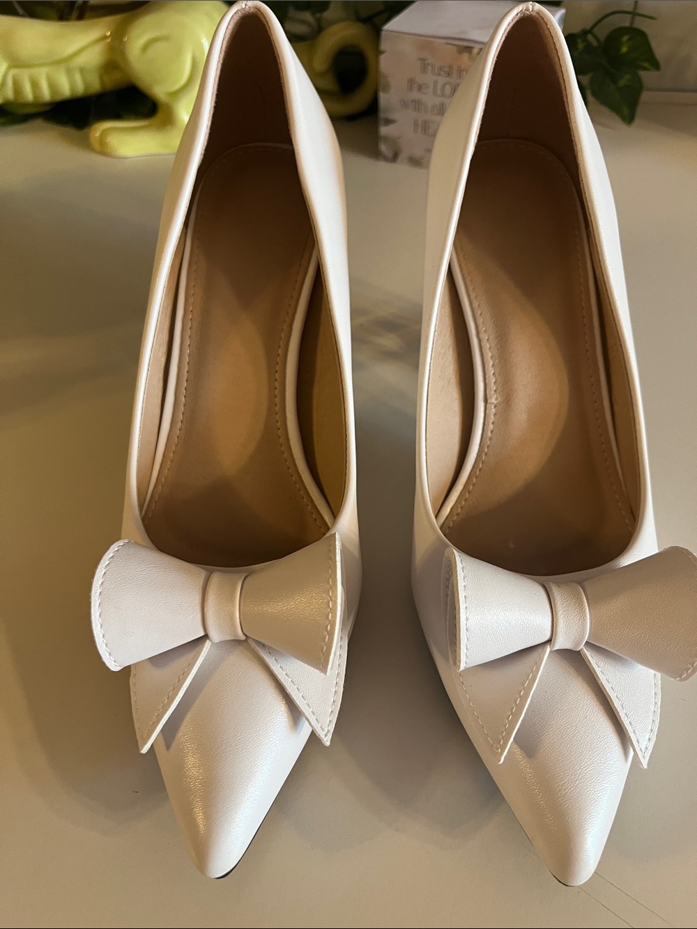 Elegant Women's Pointed-Toe Bow Pumps in white. Size 8 1/2. Worn once.